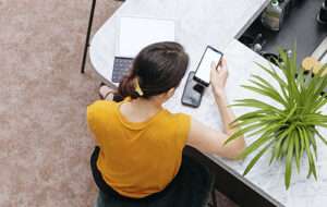 Una mujer consulta su teléfono