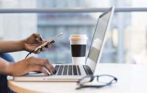 Un teléfono, un portátil, unas gafas y un café