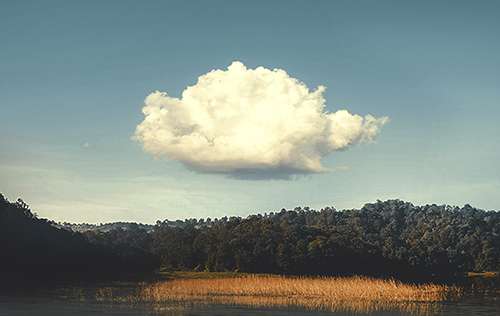 Nube sobre lago