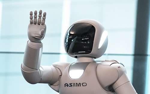 Un robot saluda con su mano izquierda