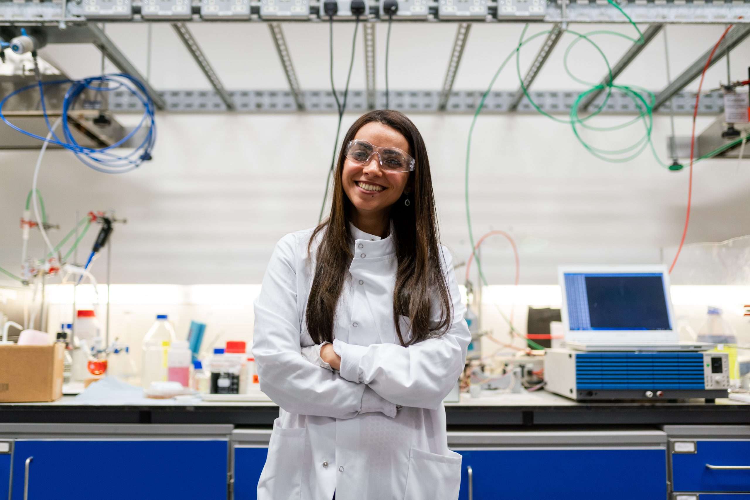 Una técnica de laboratorio frente a su mesa de trabajo