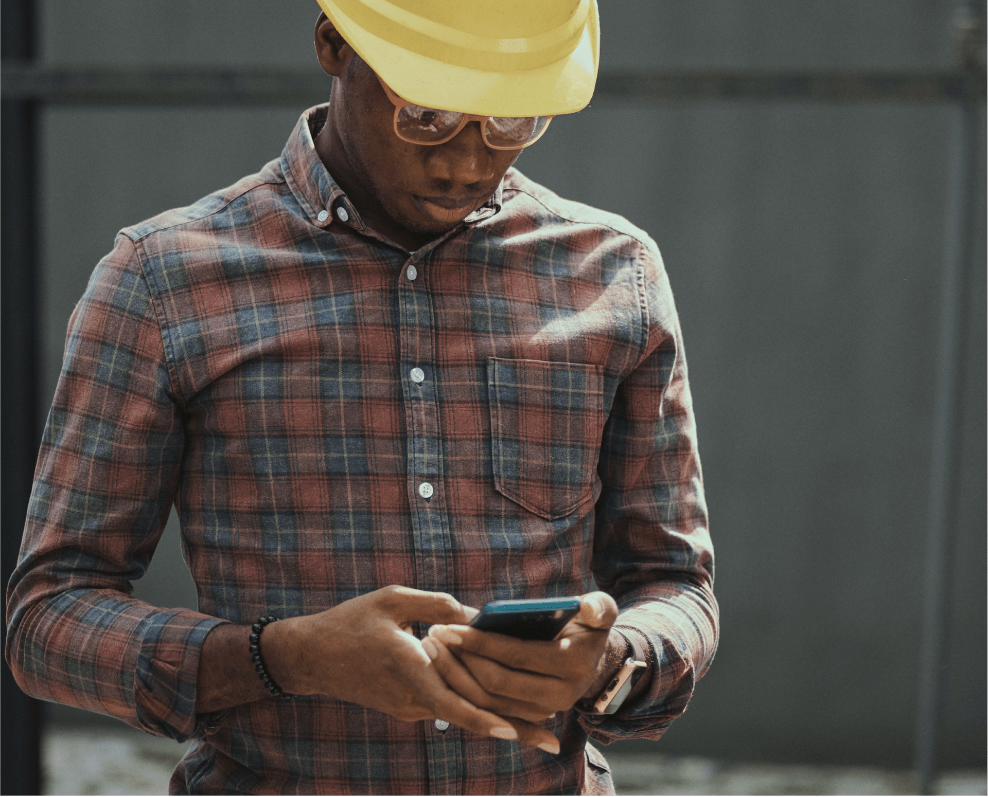 Un hombre del sector industrial consulta su telefono