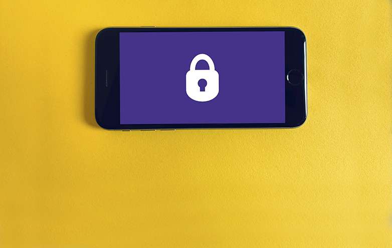 Un movil muestra en su pantalla un candado en referencia a la privacidad de los datos