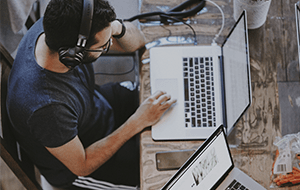 Un hombre con auriculares trabaja en su ordenador