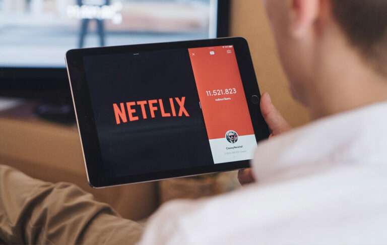 Un hombre mira Netflix en su tablet