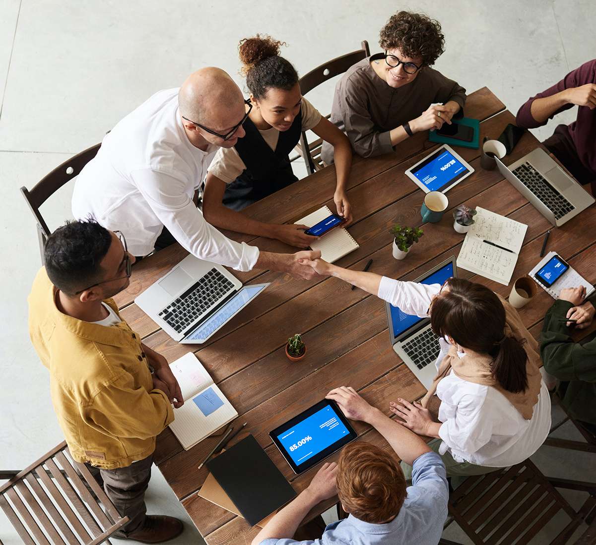 Personas de un contact center celebran una reunión