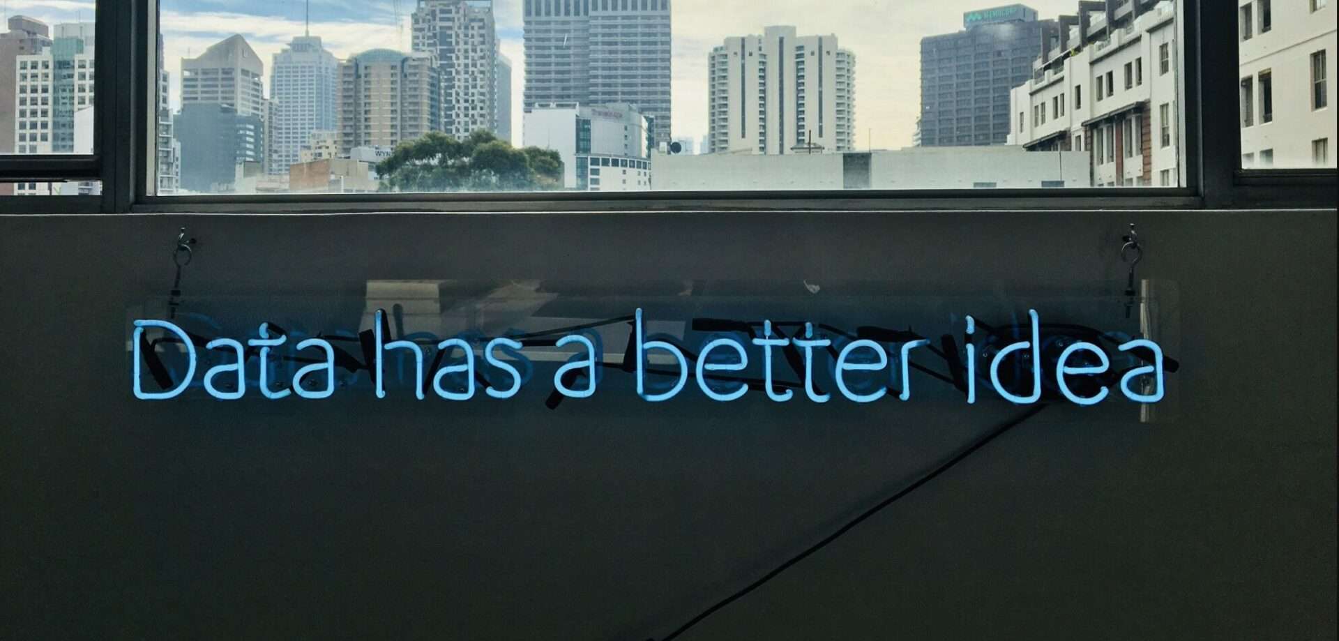 Una lámpara de neón en una pared que muestra la frase "data has a better idea"